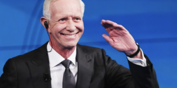 “Thank God? How about thank 30 years flying experience.” Sully Sullenberger Rips Into Sobbing Passenger After Flight ‘lands’.
